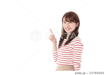指差しポーズの若い女性 指差しポーズの若い女性 53760085