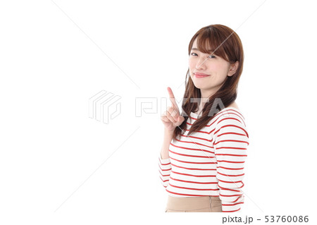 指差しポーズの若い女性 指差しポーズの若い女性 53760086