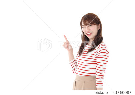指差しポーズの若い女性 指差しポーズの若い女性 53760087