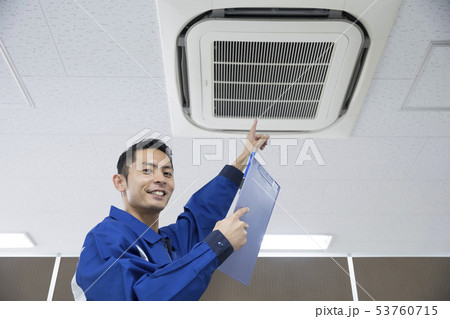 業務用エアコンをチェックする作業員の男性 53760715