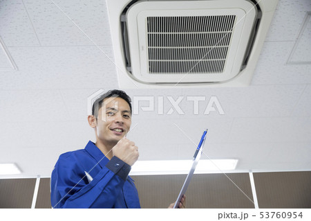 業務用エアコンをチェックする作業員の男性 業務用エアコンをチェックする作業員の男性 53760954