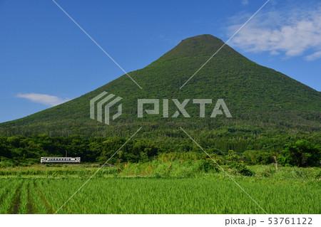 開聞岳と普通列車 53761122