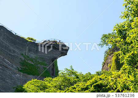 鋸山 地獄のぞきを下から見上げた風景 （千葉県安房郡鋸南町） 2019年5月撮影 53761236