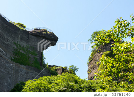 鋸山 地獄のぞきを下から見上げた風景 （千葉県安房郡鋸南町） 2019年5月撮影 53761240