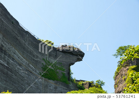 鋸山 地獄のぞきを下から見上げた風景 （千葉県安房郡鋸南町） 2019年5月撮影 53761241