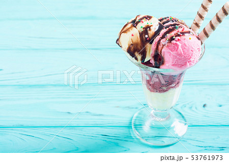 Ice creeam in sundae 53761973