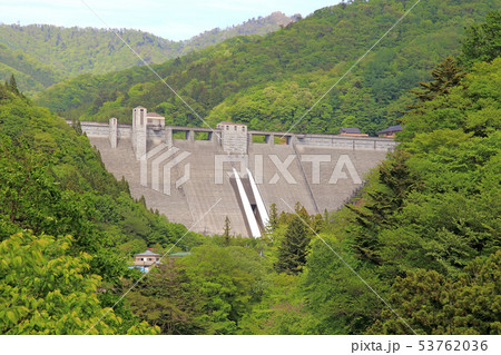 四万川ダムと新緑の山々 53762036