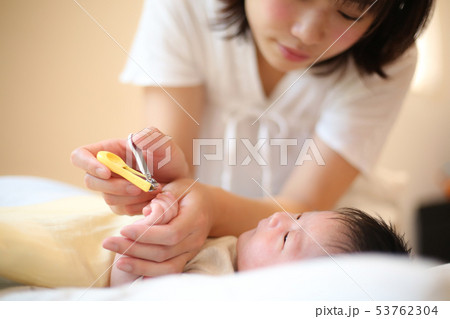 赤ちゃんの爪を切る母親 53762304