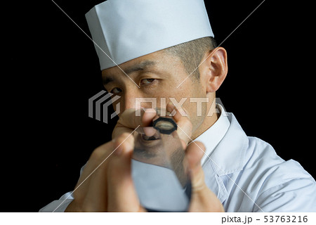 包丁を眺める板前 53763216
