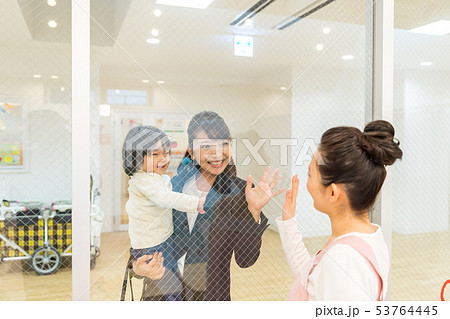 ビジネスウーマン、ママ、保育園、企業内保育所、送迎 ビジネスウーマン、ママ、保育園、企業内保育所、送迎 53764445