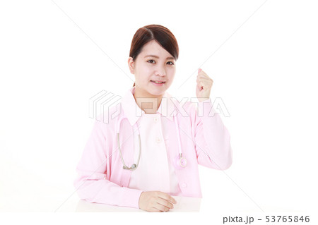 ガッツポーズの看護師 53765846