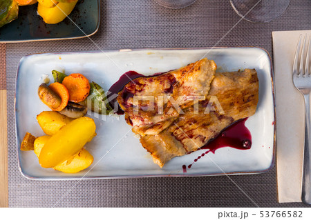 Pork with wine sauce 53766582