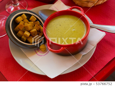 Vegetable cream soup with croutons 53766752