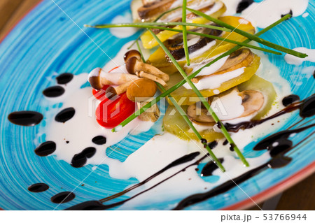 Baked potatoes with sliced mushrooms 53766944