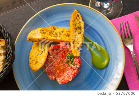 Fresh veal tartar served with bruschetta 53767000