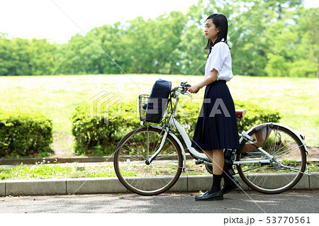 自転車に乗る女子高生 自転車に乗る女子高生 53770561