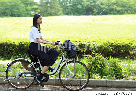 自転車に乗る女子高生の写真素材