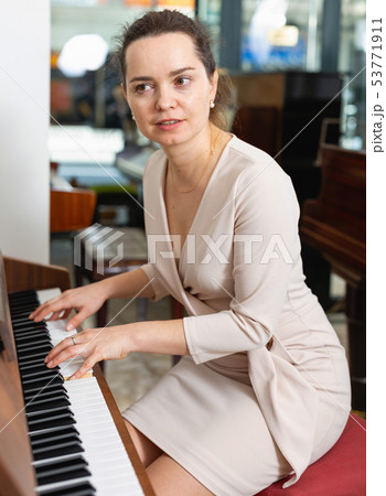 Portrait beautiful woman playing piano Portrait beautiful woman playing piano 53771911