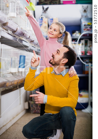 Father and daughter view the species of birds Father and daughter view the species of birds 53772510