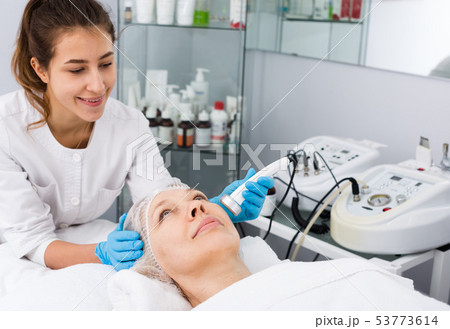 Mature woman having beauty procedures 53773614