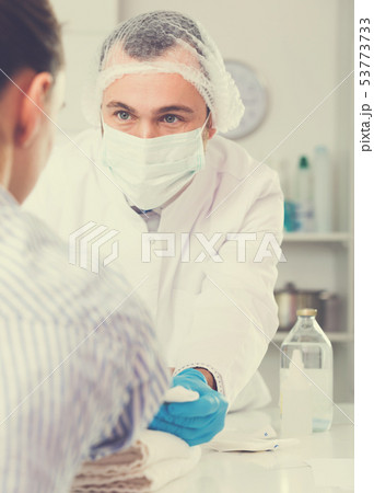 Male nurse injecting female patient Male nurse injecting female patient 53773733
