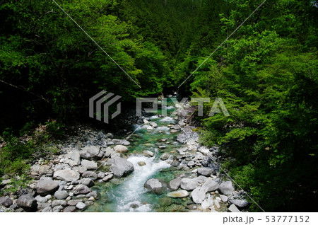 エメラルドグリーンの渓谷 53777152