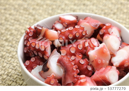 小さめに切られたタコ(ゆでだこ)。 小さめに切られたタコ(ゆでだこ)。 53777270