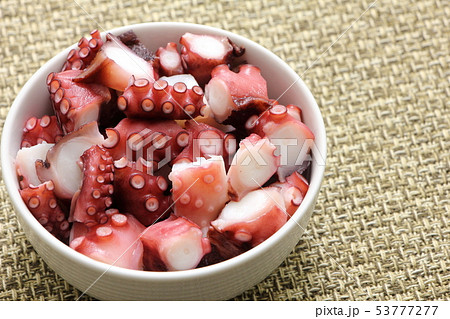 小さめに切られたタコ(ゆでだこ)。 53777277