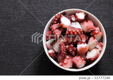 小さめに切られたタコ(ゆでだこ)。 53777286