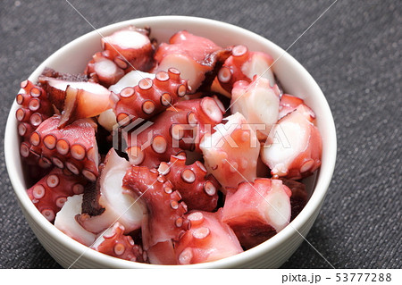 小さめに切られたタコ(ゆでだこ)。 53777288