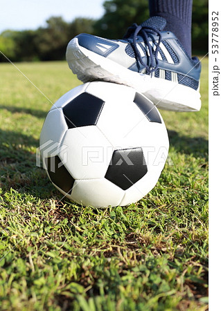 サッカー スポーツ 運動 球技 エクササイズ ダイエット トレーニング コピースペース ボール の写真素材