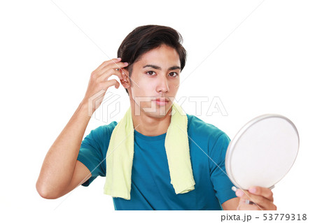 ヘアーセットをしている男性 ヘアーセットをしている男性 53779318