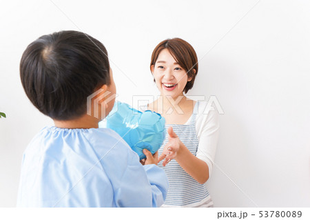 お母さんにハートを渡す男の子 53780089