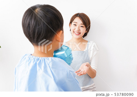 お母さんにハートを渡す男の子 53780090