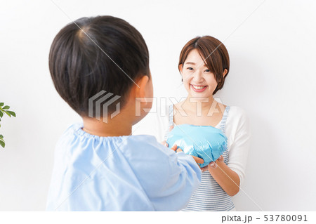 お母さんにハートを渡す男の子 53780091