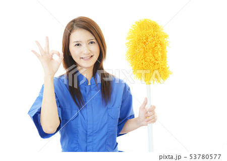 笑顔の女性清掃員 笑顔の女性清掃員 53780577