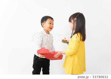 仲良しの女の子と男の子 仲良しの女の子と男の子 53780632