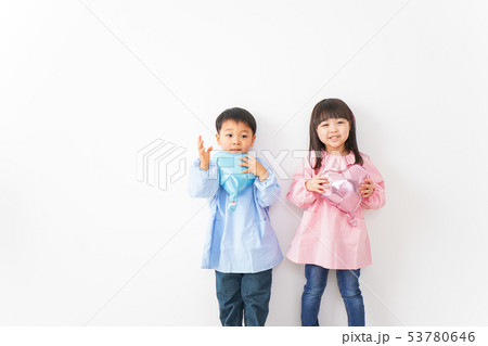 仲良しの女の子と男の子 仲良しの女の子と男の子 53780646