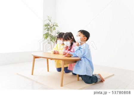 マスクをつけた子どもたち 53780808