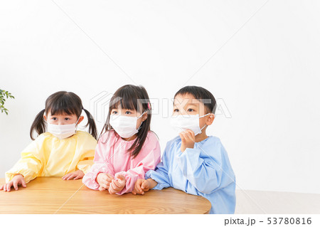 マスクをつけた子どもたち 53780816