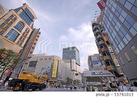 日本の東京都市景観　上野広小路の交差点（上野広小路駅・上野御徒町駅出入口）などを望む 53781015