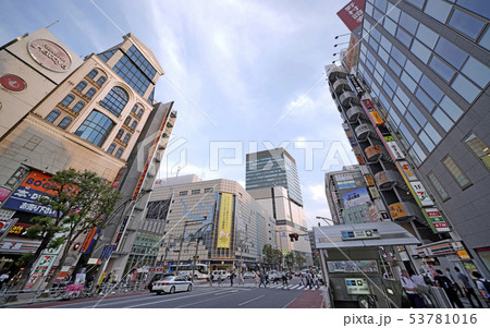 日本の東京都市景観 上野広小路の交差点(上野広小路駅・上野御徒町駅出入口)などを望む 日本の東京都市景観 上野広小路の交差点(上野広小路駅・上野御徒町駅出入口)などを望む 53781016