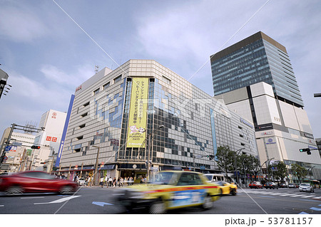 日本の東京都市景観 上野広小路の交差点などを望む 日本の東京都市景観 上野広小路の交差点などを望む 53781157