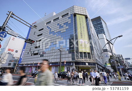 日本の東京都市景観　上野広小路の交差点などを望む 53781159