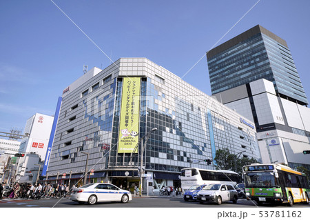 日本の東京都市景観　上野広小路の交差点などを望む 53781162