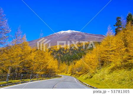 紅葉シーズンの富士山、富士宮市の富士スカイラインから見る風景 53781305