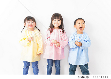 歯磨きをする子どもたち 53781314