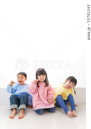歯磨きをする子どもたち 53781343