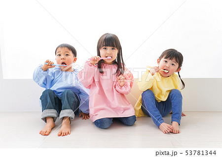 歯磨きをする子どもたち 53781344