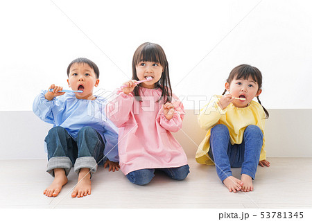 歯磨きをする子どもたち 53781345